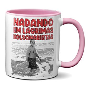 Imagem de Caneca Lula Na Praia Nadando Em Lágrimas Bolsonaristas! (Rosa)