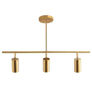 Imagem de Luminária pendente linear de teto com trilho, 3 lâmpadas, dourada, com hastes ajustáveis, ideal para sala de jantar e cozinha.