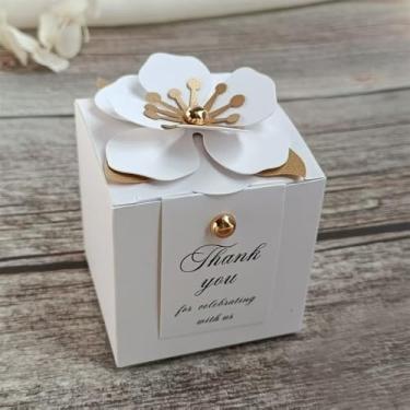 Imagem de MillaSaw 20 caixas brancas de lembrancinhas de pérolas com etiquetas de agradecimento, decoração floral, embrulho de presente para casamento, aniversário, festa de chá de bebê, 6 x 6 cm (branco)