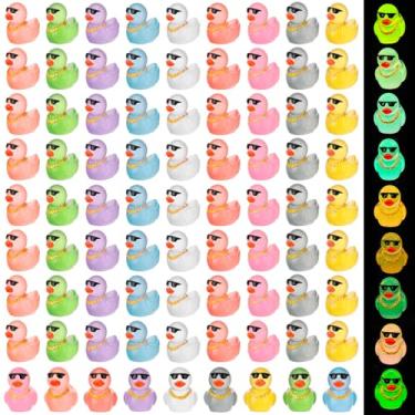Imagem de GGSTDDUP Pacote com 90 mini patos luminosos de resina, pato social engraçado, minúsculo pato a granel que brilha no escuro, óculos de sol em miniatura, bonecos de patos usando corrente dourada, painel