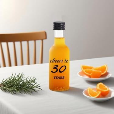 Imagem de 24 peças mini garrafas vazias de 50 ml, garrafas de suco de plástico, 30 etiquetas de aniversário temáticas. Adequado para decorações de festa de aniversário do marido, casamentos, aniversários