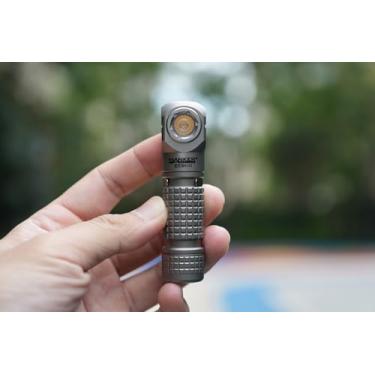 Imagem de Lanterna de cabeça recarregável Manker E03H III – 800 Lumens High-CRI Pocket Mini Lanterna com clipe – 90 graus EDC AA Lanterna de ângulo reto com cauda magnética (NICHIA 519A-V1 4000K titânio lavado