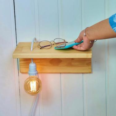 Imagem de Mesa lateral de madeira com luminária - CASA 67