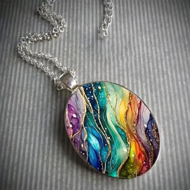 Imagem de Colar masculino vintage oval com pingente de vidro – estampa ondinha sonhadora multicolorida com detalhes dourados, One size, Latão, Sem Pedra Preciosa