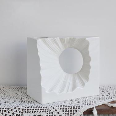 Imagem de Vasos decorativos de cerâmica branca, estilos variados para decoração de casa e escritório (moldura de raio de sol - recorte quadrado)