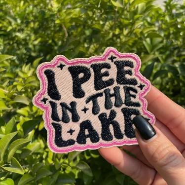 Imagem de Patch I P*e in The Lake 7,6 cm humor sombrio engraçado adulto sarcástico Smut Sassy ferro em/costurado em tecido bordado apliques adesivos para caminhoneiro chapéus roupas mochila acessórios DIY