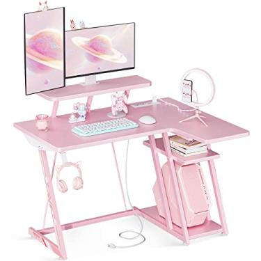 Imagem de MOTPK Mesa de jogos em forma de L, pequena mesa de canto com prateleira de armazenamento e tomadas, mesa de computador com prateleira de monitor, mesa em forma de L com superfície de fibra de carbono, mesa de jogos para jogos, rosa, 99 polegadas