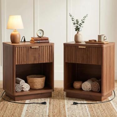 Imagem de Nasonet Estação de carregamento canelada, mesa de cabeceira moderna de madeira, armário de armazenamento para quarto, mesa de cabeceira de nogueira com gavetas