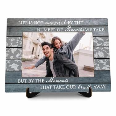 Imagem de Moldura para fotos de casal, Life Is Not Measured By The Number Of Breaths We Take Photo Frame with Stand, presente de aniversário de casamento para casais, casa de fazenda, sala de estar, quarto