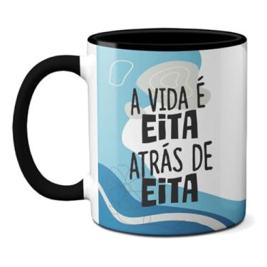 Imagem de Caneca Engraçada A Vida é EITA Atrás de EITA Presente (Preta)