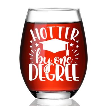 Imagem de Ymzkpoa Presentes engraçados de taça de vinho de formatura 2025 para mulheres e homens, mais quentes por um grau, presente de formatura de mestrado de bacharelado para seus amigos, ideia de presentes