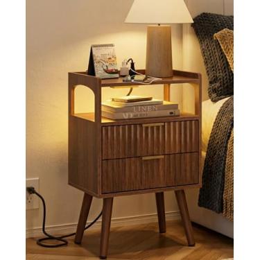 Imagem de AEPOALUA Mesa de cabeceira com estação de carregamento e luz LED, mesa de cabeceira moderna com 2 gavetas de armazenamento e prateleira aberta, mesa de canto com pernas de madeira maciça, suporte de