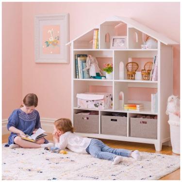 Imagem de Estante casa de bonecas infantil Martha Stewart Living & Learning branca em madeira com 10 nichos e cestos de tecido para quarto