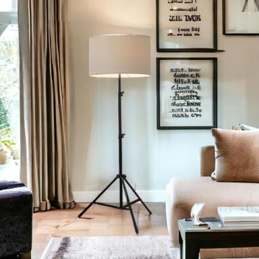 Imagem de Luminária Prisma Tripé Pés De Alumínio E Cúpula De Linho - LCN Móveis,