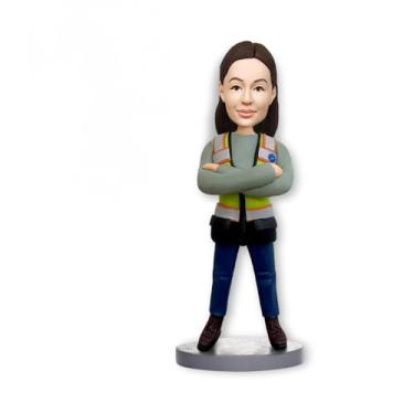 Imagem de Bobblehead de polícia de trânsito feminina personalizada, roupas de trabalho personalizadas, bobblehead legal com braços ao redor dela, medalha de ouro, prêmio de polícia de trânsito, presente de