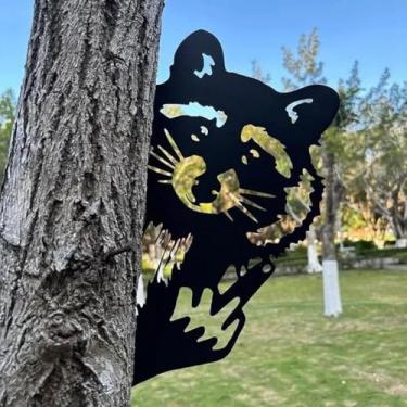 Imagem de Flipping Off Bigfoot Peeking Animal Metal Sign Funny Middle Finger Yard Art Decor para árvore, cerca ou canto Outdoor Farmhouse Garden Ornamento para decoração de casa ou cabine (#E, 12IN)