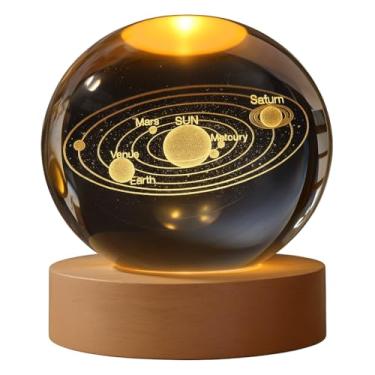 Imagem de Luminária de Mesa LED Esfera Cristal 3D Sistema Solar com Base de Madeira – Decoração Inovadora para Quarto, Sala e Escritório | Storeasy