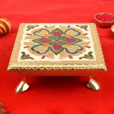 Imagem de SATVIK Puja Chowki de 15 x 15 cm | Meenakari colorido Chowki para mesa Pooja | Estátua de Ganesh Murti Sthapana Choki Mandir Templo de casamento Bajot Suporte para decoração de casa Pooja Festival