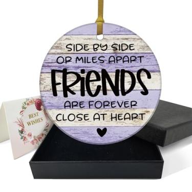 Imagem de REWIDPARTY Enfeites de Natal engraçados da amizade - Friends are Forever Close at Heart - Ornamento de cerâmica redondo de 7,6 cm com fita dourada, caixa de presente - decoração de árvore de Natal