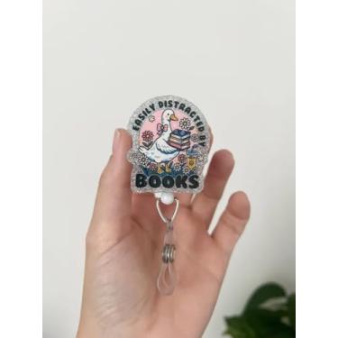 Imagem de Facilmente Distracted by Books Carretel de crachá de ganso fofo, porta-crachá de enfermeira retrátil engraçado com clipe jacaré giratório para estudantes de enfermagem RN CNA LPN Ma