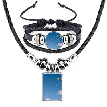 Imagem de Conjunto de joias de pulseira de couro de pipa com nuvens brancas e céu azul