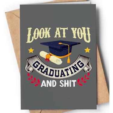 Imagem de Cartão de formatura original e engraçado com envelope para ele ou ela | Presente de parabéns exclusivo para um formando | Cartão perfeito para festa de formatura de faculdade ou ensino médio