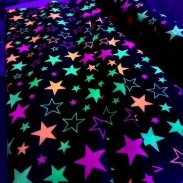 Imagem de TNT Neon Decorado Toalha Painel 3m x 1,4m Brilha na Luz Negra (Estrelas)