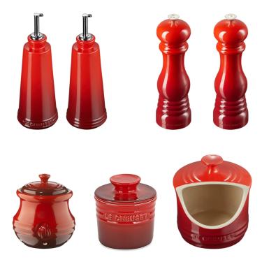 Imagem de KIT LE CREUSET GALHETEIROS SIGNATURE + PORTA ALHO, SAL, MANTEIGA + MOEDORES SAL E PIMENTA VERMELHO