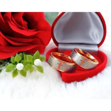 Imagem de Par de Aliança Anél Oração Pai Nosso em Português Aço Inox 316L Dourado + Estojo Veludo Caixa Porta Jóias Presente