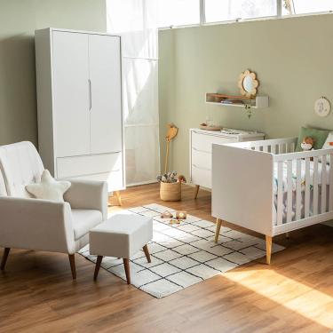 Imagem de Kit Quarto Infantil Theo com Pés Retrô Natural - Berço + Cômoda 3 Gavetas + Guarda-Roupa 2 Portas + Poltrona e Puff Lola - Branco Fosco