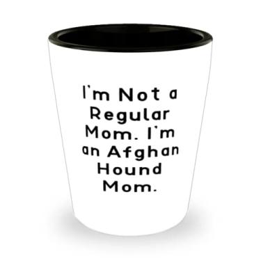 Imagem de Presentes de cachorro afegão para cachorro Mom, I'm Not a Regular Mom I'm an Afghan Hound, Copo de shot para cachorro de caça afegã, copo de cerâmica de amigos