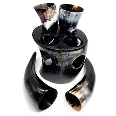Imagem de 5MOONSUN5 O conjunto original feito à mão autêntico de chifre viking para cerveja, hidromel, Ale – caneca de cerveja de inspiração medieval – Recipiente seguro para alimentos com 4 copos de shot e suporte