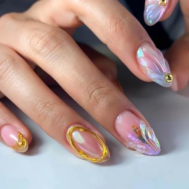 Imagem de RUOKEXIN Unhas postiças médias de amêndoa, unhas postiças ombres com desenhos dourados 3D, unhas artificiais brilhantes, cola acrílica, prensa em unhas, bastões fofos para mulheres, 24 peças