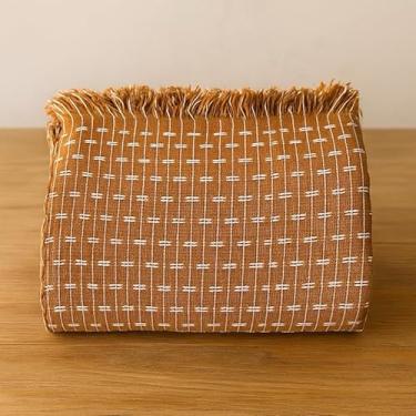 Imagem de Manta Para Sofá Gigante Luxo King 3.0x1.8M Grande 2,40X1,80m Pop 2.10x1.4M Premium De Algodão Capa Decorativa Protetora(M.tijol CARAMELO c/BRANCO)