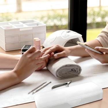 Imagem de Estojo de armazenamento de ferramentas de arte de unha de camada dupla - Organizador de plástico branco fosco para suprimentos de unhas e pincéis de maquiagem, tampa de trava à prova de poeira, 21 x 6