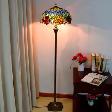 Imagem de Luminária de chão Tiffany com vitral, cúpula com flores de rosas vermelhas e amarelas e base de metal inclusa. Ideal para sala de estar, quarto, mesa de cabeceira, cozinha ou canto. Dimensõe