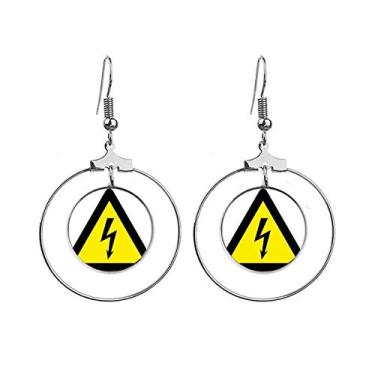 Imagem de Brincos triangulares de choque elétrico amarelo e preto com símbolo de aviso