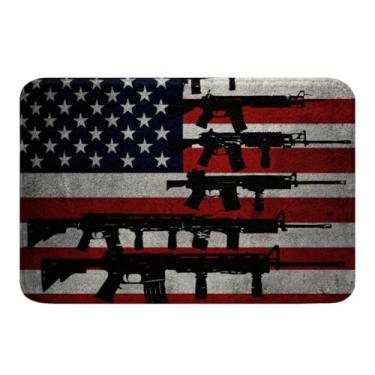 Imagem de jejeloiu Tapetes de banheiro com bandeira americana 51 x 81 cm, metralhadoras, tapetes de banheiro militares para chuveiro, banheira, decoração de casa, acessórios de banheiro