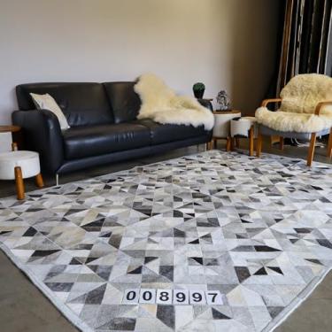 Imagem de Tapete de Couro Trapézio Cinza 3x2m | recortes geométricos