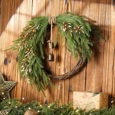 Imagem de Dingion Guirlanda de Natal de pinheiro Norfolk com contas de madeira, guirlanda de pinheiro Norfolk de 30 cm para porta da frente, casa de fazenda, porta artificial de Natal rústica para decoração de