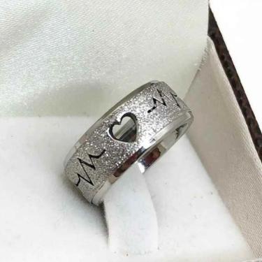 Imagem de Par Alianças Prata 8mm Aço Inox Coração Vazado Compromisso Tamanho:17-18