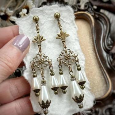 Imagem de 2 peças de brincos pendentes de pérola falsa em forma de lágrima em uma cor bronze vintage, adequados para festas, reuniões e uso diário.