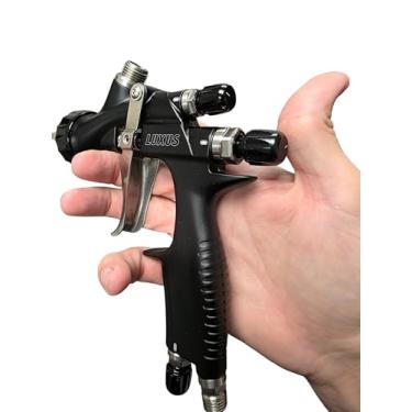 Imagem de WTP TOOLS Pistola de pintura em spray profissional LUXUS 1.3 HVLP/LVMP com copo de plástico de 600 ml, regulador de ar, kit de limpeza, padrão de atomização grande, revestimento de base e aplicação de
