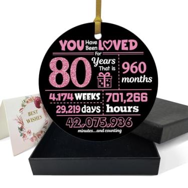 Imagem de REWIDPARTY Enfeites engraçados de aniversário de 80 anos - Você é amado há 80 anos - Ornamento de cerâmica redondo de 7,6 cm com fita dourada, caixa de presente - decoração de árvore de Natal