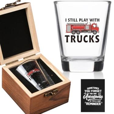 Imagem de Ithmahco Presentes de Natal para bombeiros - I Still Play With Trucks Shot Glass com caixa de madeira - Presente de Natal de família, amigos, colegas de trabalho, presente engraçado para bombeiro