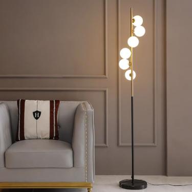 Imagem de Luminária de chão moderna e luxuosa com 6 bolas de vidro branco, ideal para leitura em cantos e ambientes aconchegantes. Possui base de mármore e interruptor de pé.