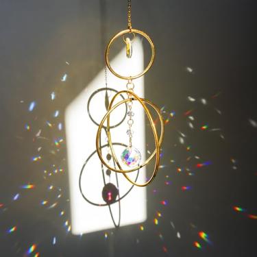 Imagem de H&D HYALINE & DORA Apanhador de sol de cristal com rotação de anel para decoração de janela, bola de vidro, prisma, apanhador de sol com 3 círculos de latão para o dia das mães, casamento, aniversário