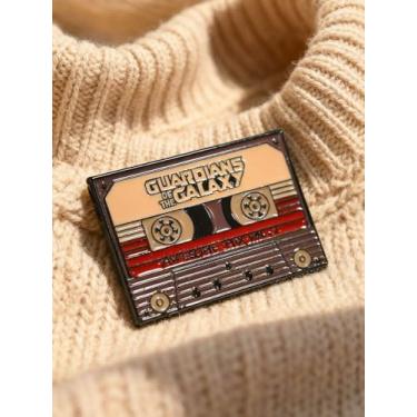 Imagem de Broche esmaltado de fita cassete retrô – Emblema de estilo de música vintage para jaquetas, mochilas, chapéus e acessórios – Broche de lapela com design de fita clássica para amantes de música