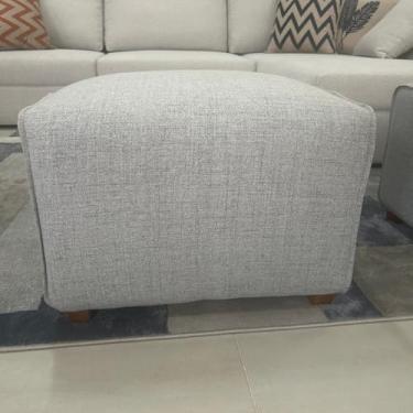 Imagem de Puff Retangular Moderno em Tecido Linho Cinza Claro, Design Elegante, Base em Madeira, para Salas e Quartos