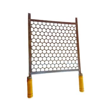 Imagem de Grelha para Churrasqueira Tela Moeda Galvanizada 46x26cm Cabos em Madeira 172BS Brassol